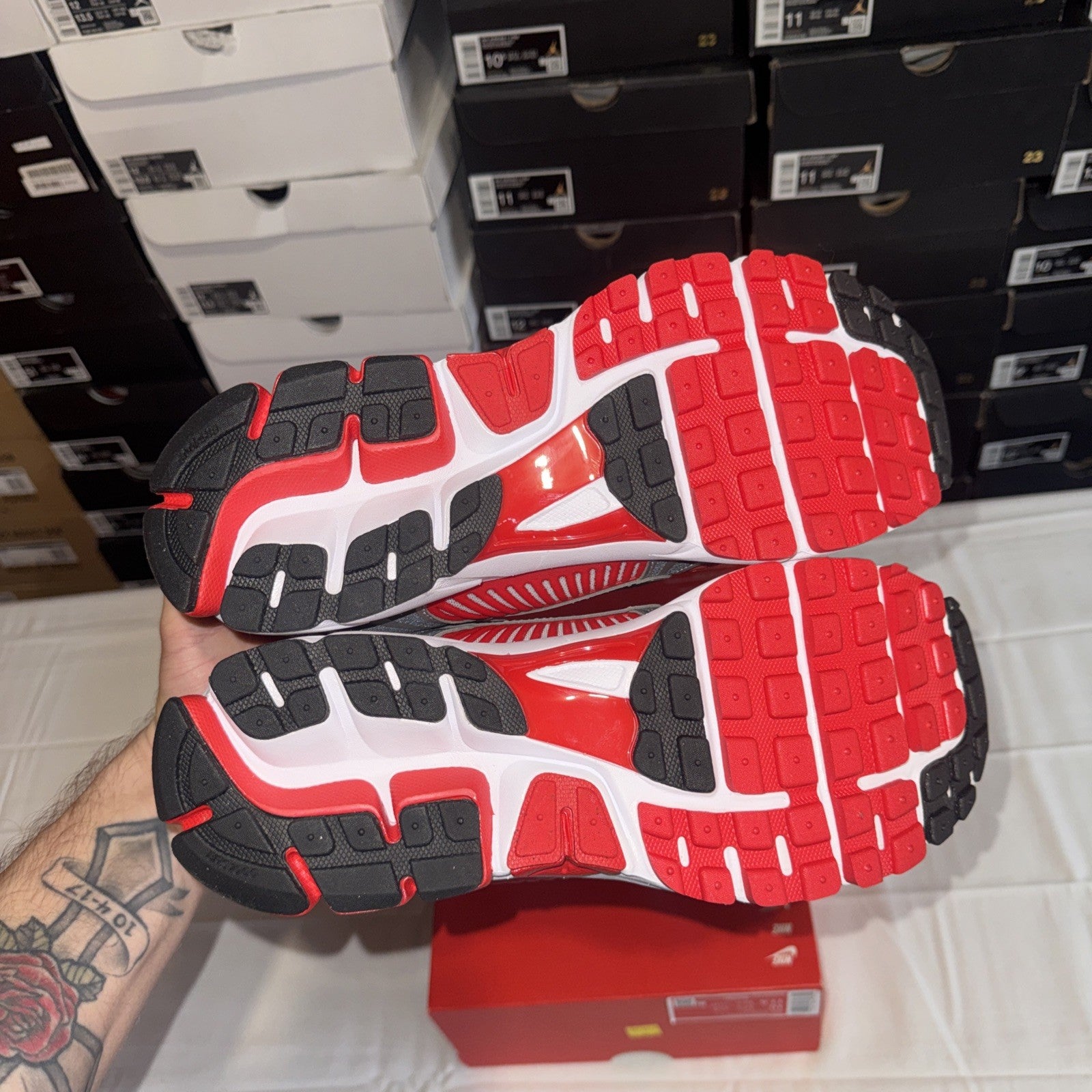 Nike Men's Air Zoom Vomero 5 Metallic Silver University Red Size 10 HV0926-095