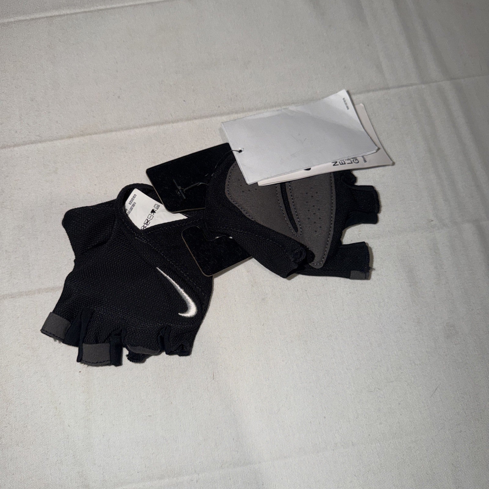 NWT Nike Essential Lightweight Training Gloves Women's Medium Black & Gray 0269