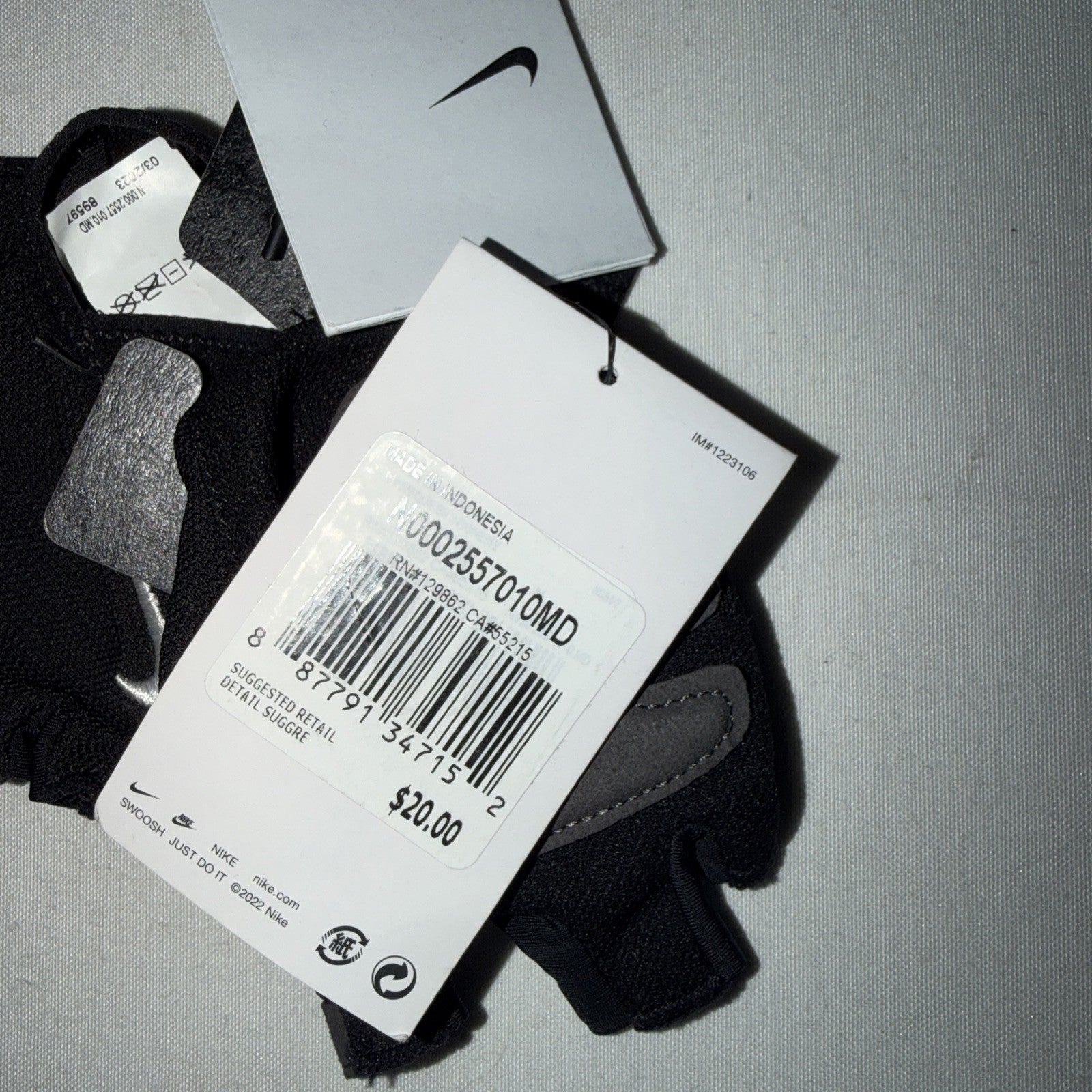 NWT Nike Essential Lightweight Training Gloves Women's Medium Black & Gray 0269