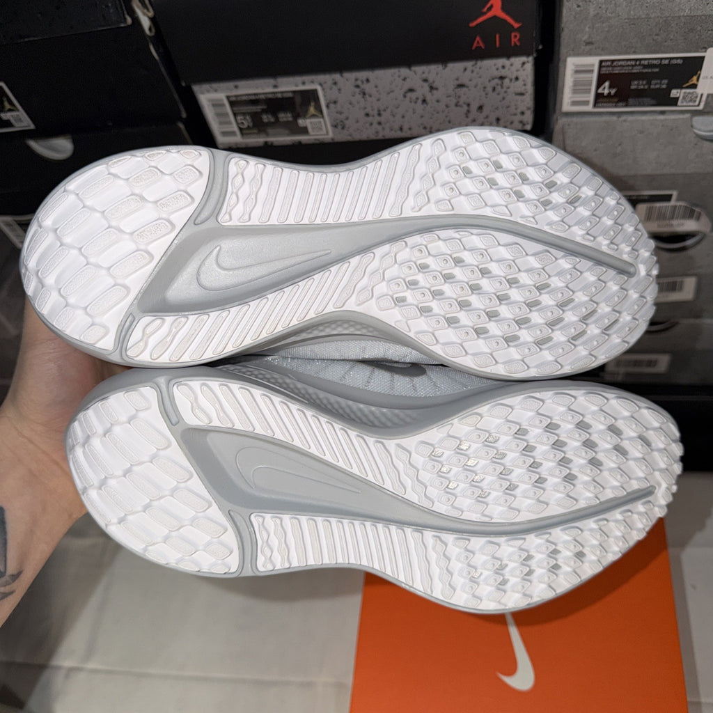 Nike Quest 5 Women's Running Shoes Size 9.5, White/Metallic, DD9291-100