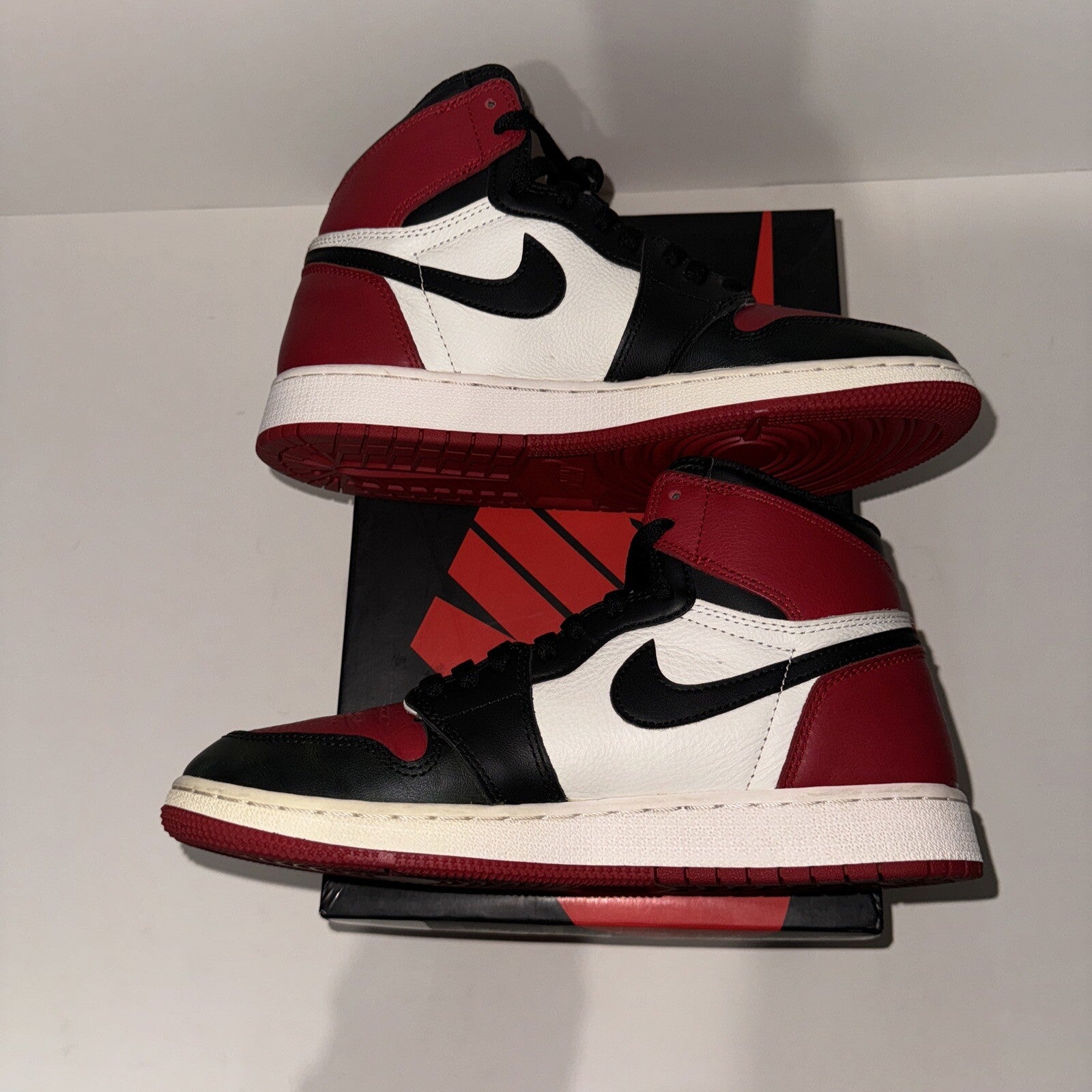 Nike Air Jordan 1 GS Bred Toe 2018 Size 7Y Red White Black