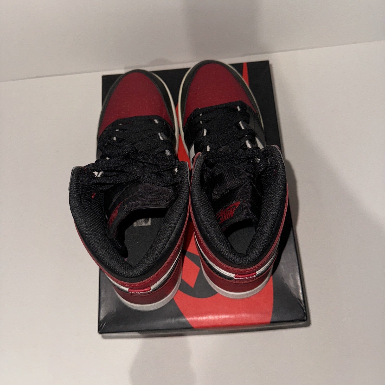 Nike Air Jordan 1 GS Bred Toe 2018 Size 7Y Red White Black