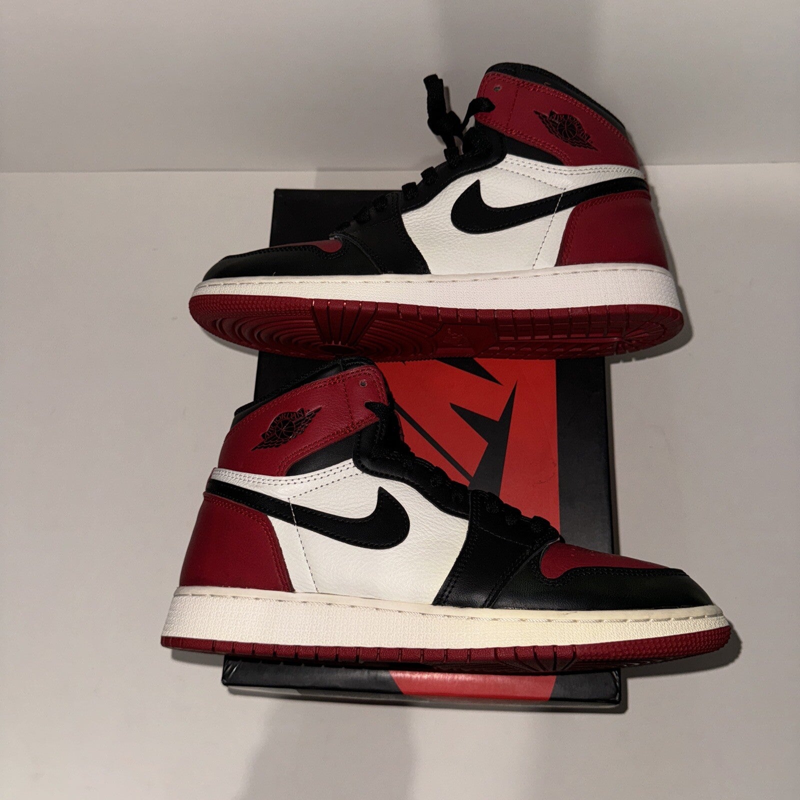 Nike Air Jordan 1 GS Bred Toe 2018 Size 7Y Red White Black