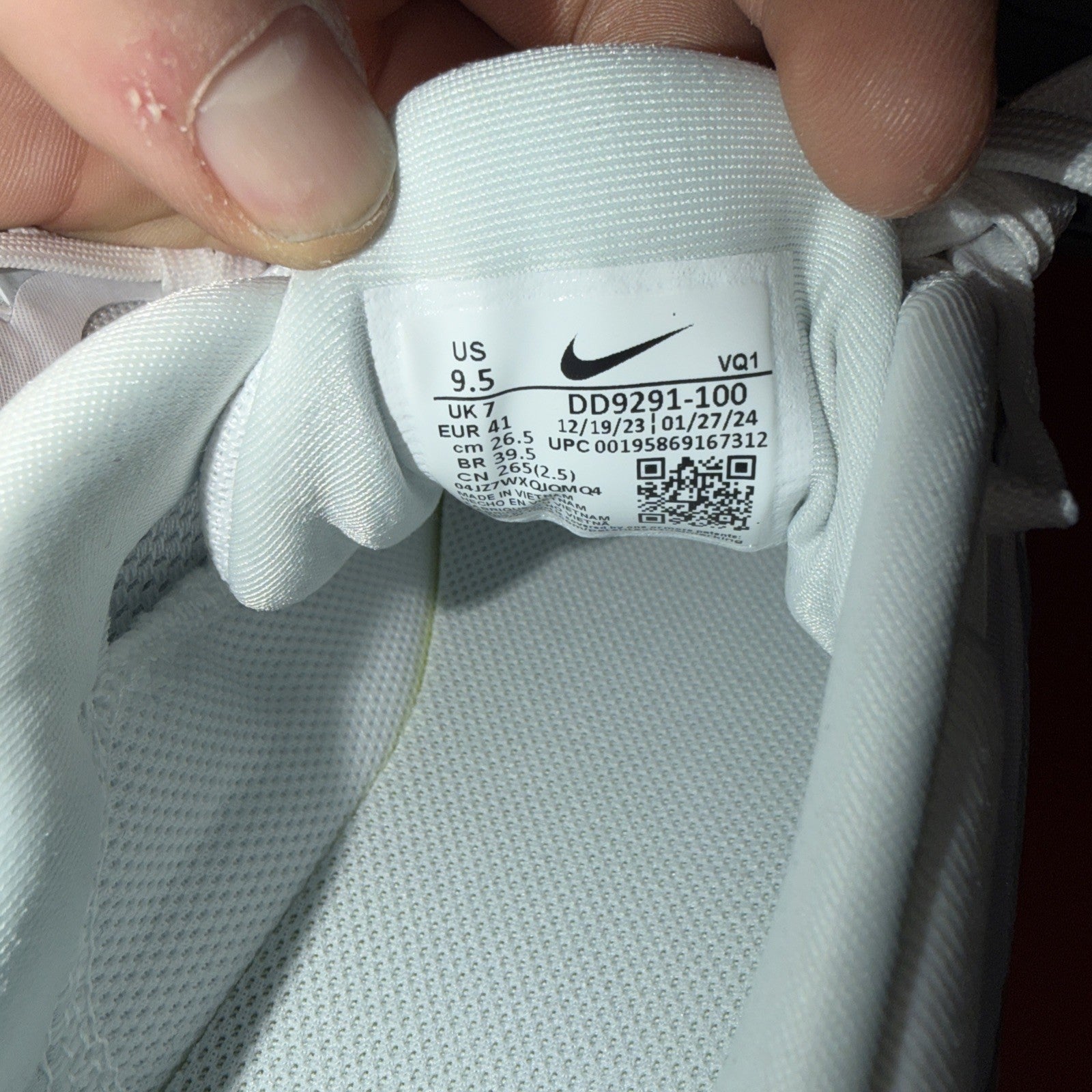 Nike Quest 5 Women's Running Shoes Size 9.5, White/Metallic, DD9291-100