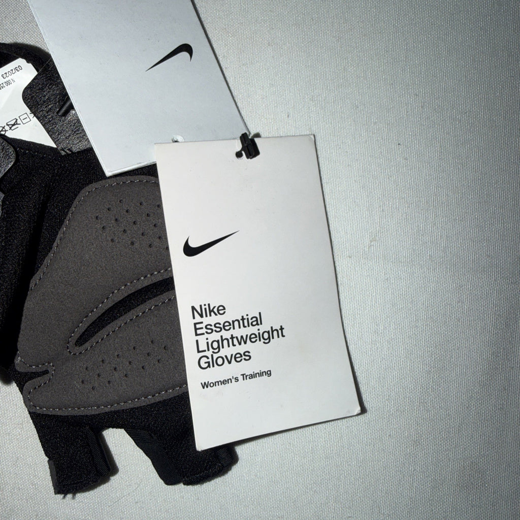 NWT Nike Essential Lightweight Training Gloves Women's Medium Black & Gray 0269